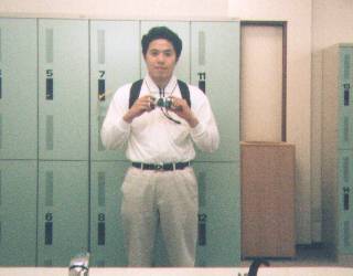 ���\������